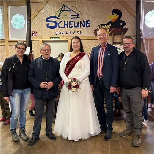 Die beiden Leiter der Ferienfreizeit Haus Bucheneck, Tanja Sporenberg (1.v.l.) und Sebastian Seifert (1.v.r.) mit Bürgermeister Adalbert Dornbusch, Rhein-Lahn-Nixe Adriana I. und dem Vertreter des Kur- und Verkehrsvereins, Günter Groß.  Foto: Eva Dreiser / Stadtverwaltung Lahnstein)