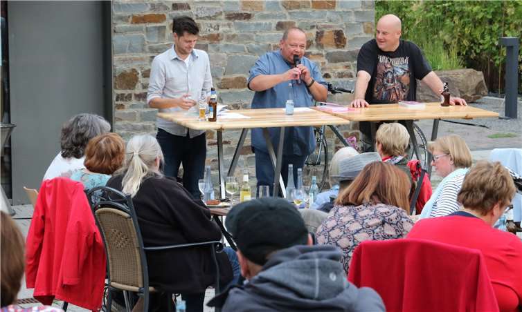 Die beiden Lokal-Autoren Daniel Robbel (l.) und Dirk Unschuld (r.) mit Moderator und Lokalmatador Thomas Weber.Foto: privat