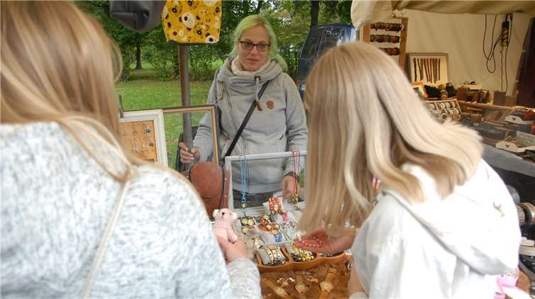 Die beiden Mädchen hatten Interessean den vielen Schmuckartikeln.