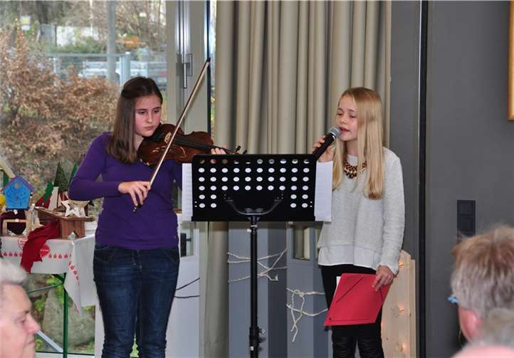 Die beiden Mädchen sorgten für musikalische Unterhaltung.