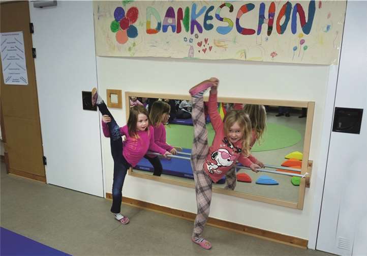 Die beiden Mädels demonstrierten an dem neuen „Lauf-Lern-Spiegel“ ihre Gelenkigkeit.