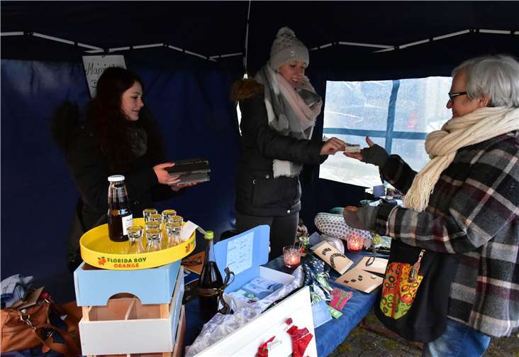 Die beiden Maimädchen versorgten in ihrem Standdie Besucher mit Waldfrucht Likör und boten Bastalarbeiten an.