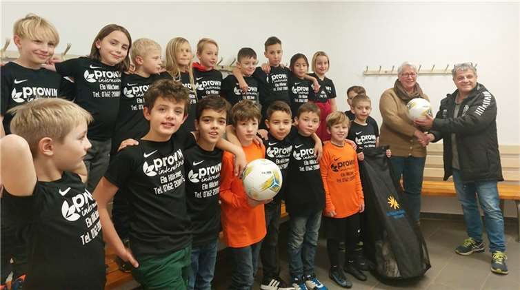 Die beiden Mannschaft der E-Jugend II/III eingekleidet im neuen Trikotsatz gesponsert durch die proWIN Beratung Ela Klöckner Roes und proWIN-International.  Fotos: privat