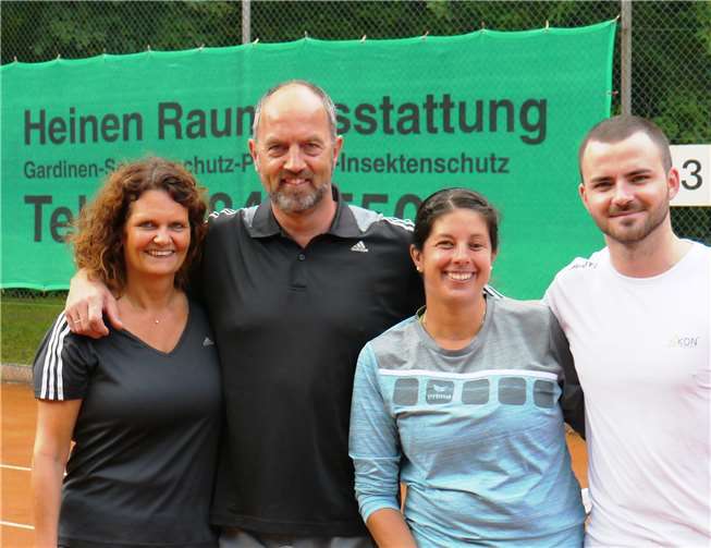 Die beiden Mannschaften „Schnip Schnap“ und „Zero & Light“ stellten sich zum Erinnerungsfoto auf.