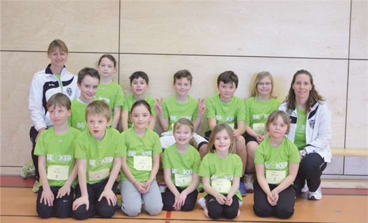 Die beiden Mannschaften U10 (vorn) und U12 mit den Trainerinnen Jutta M. und Daniela B. privat