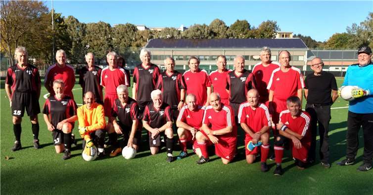 Die beiden Mannschaften beim Erinnerungsfoto.privat