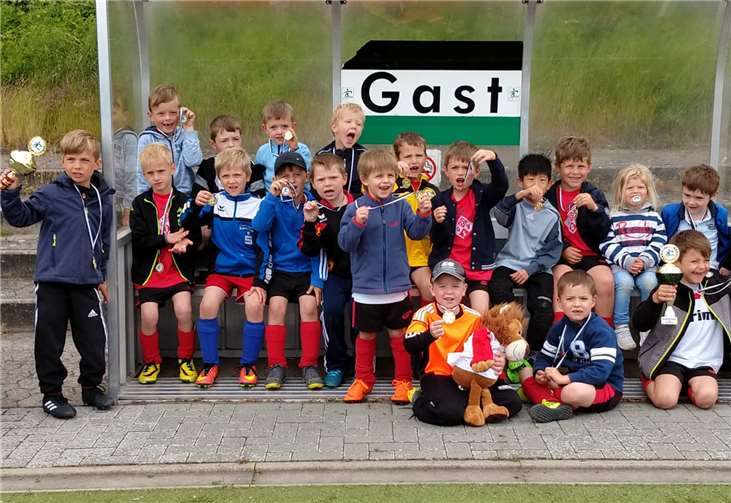 Die beiden Mannschaften der GSG-Bambini posierten nach der Siegerehrung mit ihrem Maskottchen, dem Grafschafter Löwen, und den Siegerpokalen.Fotos: privat