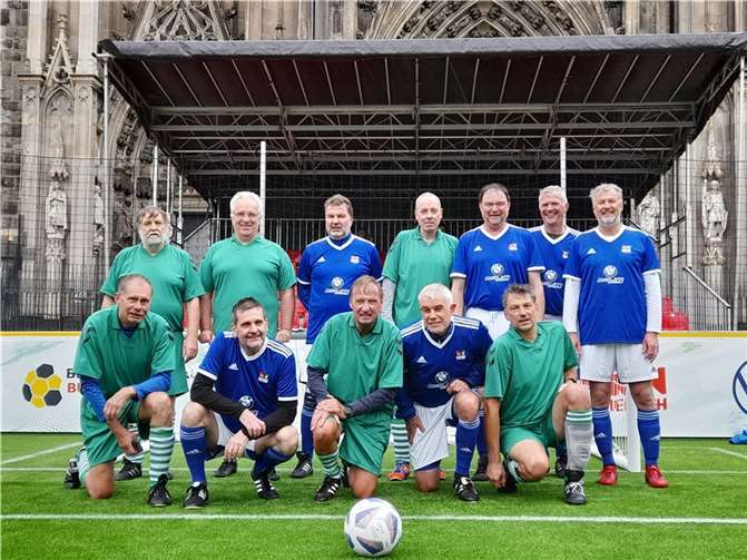Die beiden Mannschaften des TTC Fritzdorf, Abteilung Walking Football, vor dem Kölner Dom. Fotos: privat