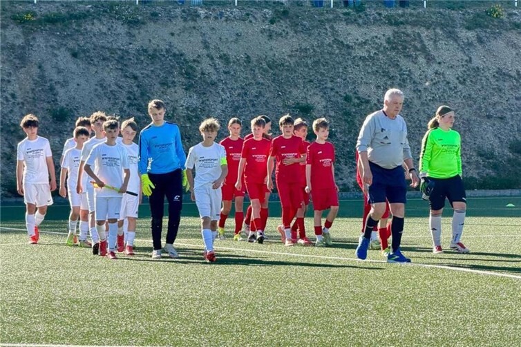 Die beiden Mannschaften mit Schiedsrichter beim Einlauf
