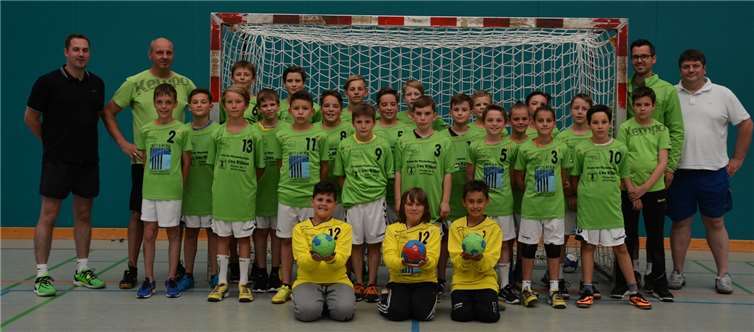 Die beiden Mannschaften mit den Trainern: D1 Jörg Mintenig und Michael Sonntag sowie D2 Thomas Schlich und Torsten Bonikowski. privat