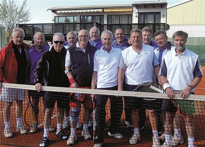 Die beiden Mannschaften stellten sich zum Gruppenfoto auf.privat