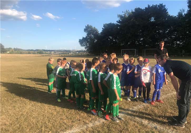 Die beiden Mannschaften von Burgen und Emmelshausen vor dem Einlaufen auf dem Sportplatz in Liesenfeld.FC Burgen