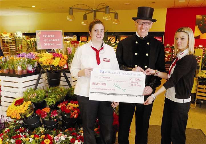 Die beiden Marktleiterinnen der Rewe:XL Hundertmark-Filiale Mendig, Frau Junglas und Frau Spurzem überreichen dem Jugendwart der SG-Eintracht Mendig-Bell, Schornsteinfegermeister Hermann Krings, einen symbolischen Scheck über 1.000 Euro. privat