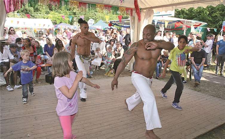 Die beiden Mestres des brasilianischen Kampftanzes Capoeira bezogen in ihre Darbietungen auch gerne den jungen und jüngsten Nachwuchs ein.WE