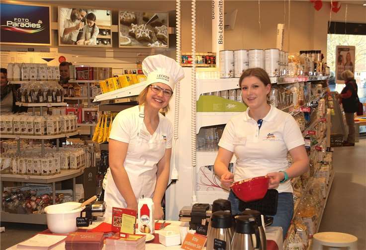 Die beiden Mitarbeiterinnen Christine Schneigelberger und Nicole Urich hatten frisch gebackene Waffeln und mehr Leckereien im Angebot am Eröffnungstag. (v.l.)