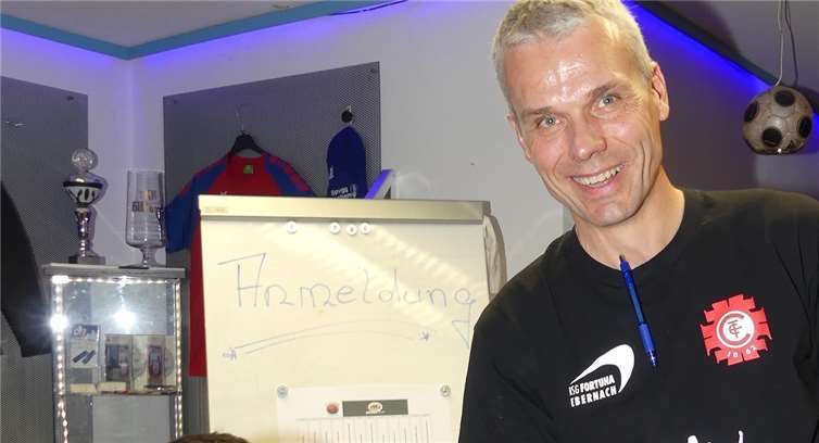 284 Teilnehmer/innen drehten in 24 Stunden 6896 Stadionrunden Die beiden Mondlauf-OffiziellenPeter Raueiser (re.) und Jürgen Sabel zeigten sich überdas große Teilnehmer- und Besucherinteresse erfreut.
