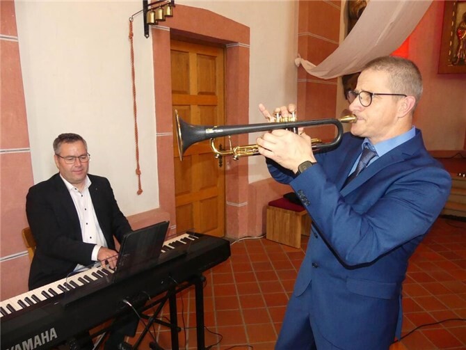 Beliebte Ohrwürmer für den guten Zweck intoniert Die beiden Musiker Mario Bressan und Alex Kaiser (v.l.) erfreuten in der Pfarrkirche mit einem Benefizkonzert. Fotos: TE