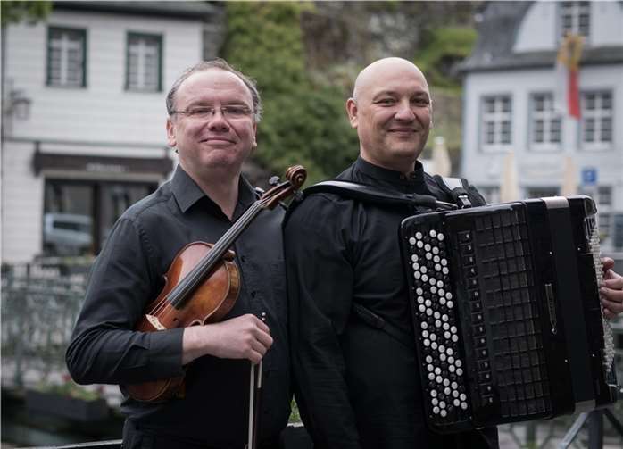 Die beiden Musiker Michael Kibardin (links) und Alexander Pankov freuen sich auf ihren Auftritt im Dorfmuseum Vettelschoß.  Foto: privat