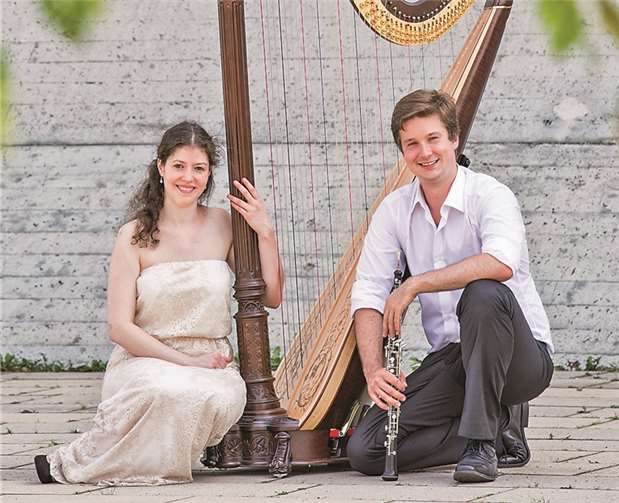 Die beiden Musiker mit den Instrumenten ihrer Wahl. privat