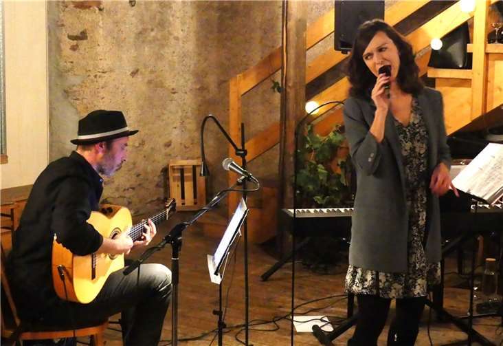 Die beiden Musikkünstler Anna Piechotta und André Lenz boten in der Pommerner Winzerscheune einen unterhaltsamen Liederabend. Foto: TE