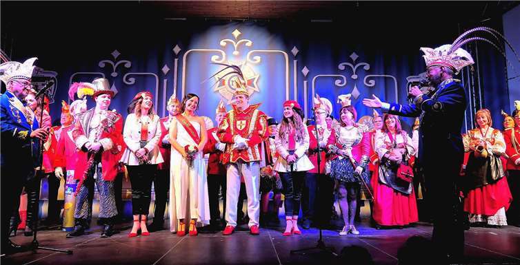 Die beiden NC-Chefs Otto Fischer (li.) undBernd Müller hießen das Prinzenpaar mit seinem Gefolge willkommen. Fotos: BSB