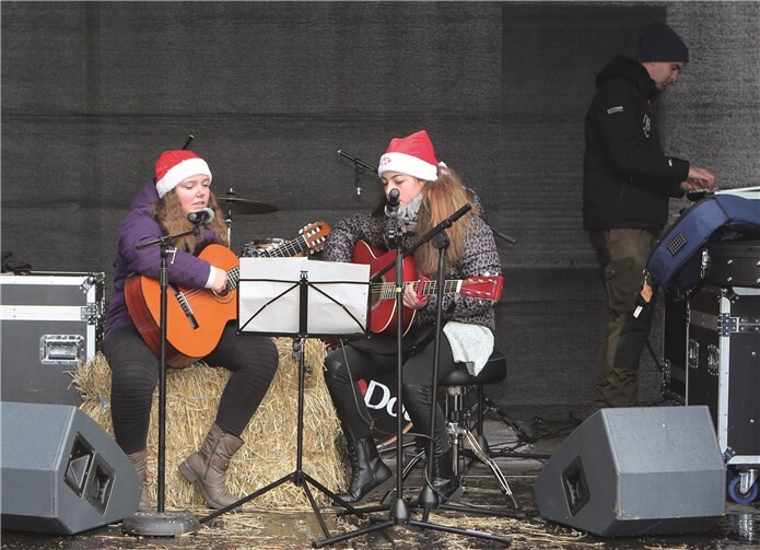 Die beiden Nachwuchskünstlerinnen bereicherten das vielseitige Programm.