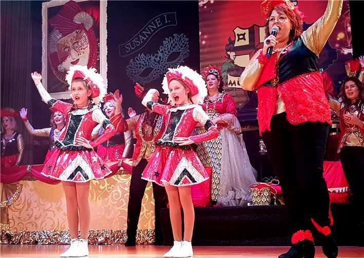 Die beiden Nachwuchsmariechen Alinaund Karla begeisterten das Publikum in der Kurfürstenhalle.
