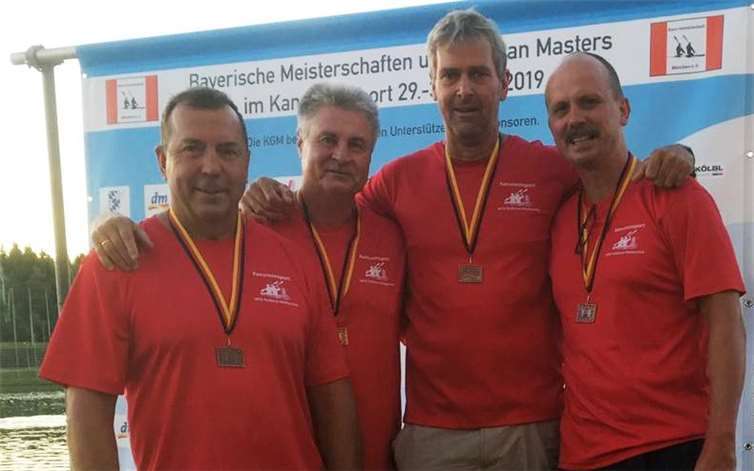 Die beiden Neuwieder Kanuten, Klaus Rämer (2.v.l.) und Roland Schulz (3.v.l.) nach dem Gewinn der Bronzemedaille.Foto: privat