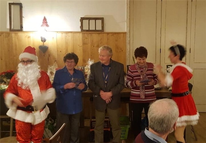 Die beiden Nikoläuse dankten den beiden Leiterinnen Maria Milles, Maria Breitbach und Hubert Breitbach für ihre Arbeit.