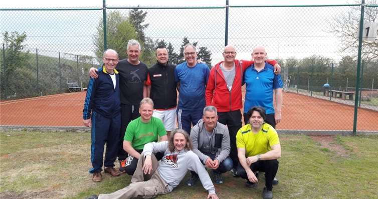 Die beiden Ochtendunger U50 Teams nach ihrem hart umkämpften Unentschieden. privat