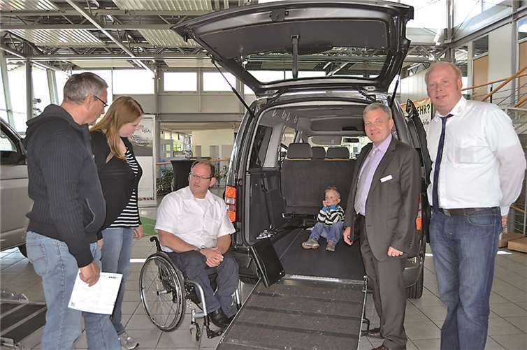 Die beiden Organisatoren des Tages, Scherer-Verkaufsleiter Rudi Giering (2.v.r.), und Nutzfahrzeug-Verkaufsberater Alexander Heppe (r.), freuten sich, auch mit dem Produktberater der Reha-Group Automotive GmbH, Adem Okutan, einen kompetenten Fachmann vor Ort zu haben. Ute Weiner