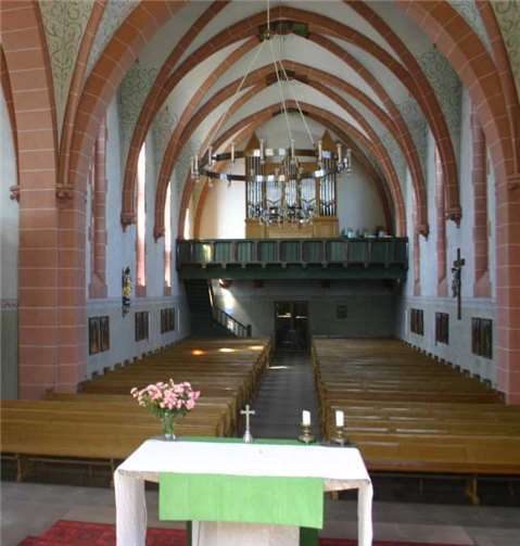 Die beiden Orgeln in der Gackenbach Pfarrkirche bringt Organist Ralf Cieslik am 3.8. für die Seniorinnen und Senioren beim „Kirchenliederwunschkonzert“ zum klingen. privat