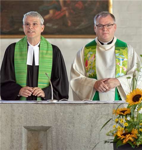 Die beiden Pfarrer Günter Schmitz-Valadier (links) und Michael Hoßdorf (rechts) hielten gemeinsam den Ökumenischen Gottesdienst anlässlich des 50. Geburtstags der Gemeinde Wachtberg.