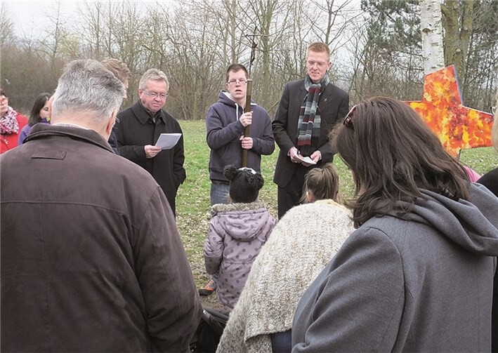 Die beiden Pfarrer beim Gebet am Kreuz zur ersten Station. Caritas Zentrum