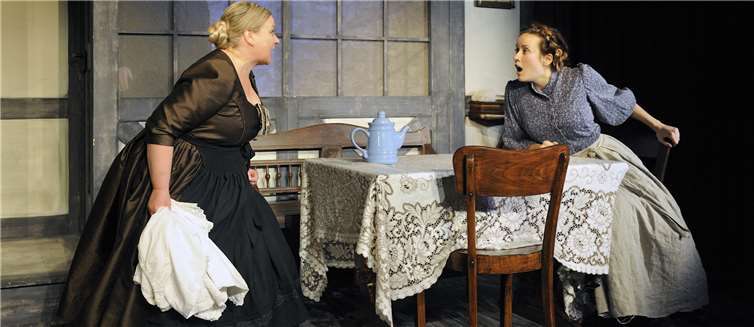 Die beiden Pfarrersköchinnen sind eifersüchtig und liefern sich ein Wortgefecht.