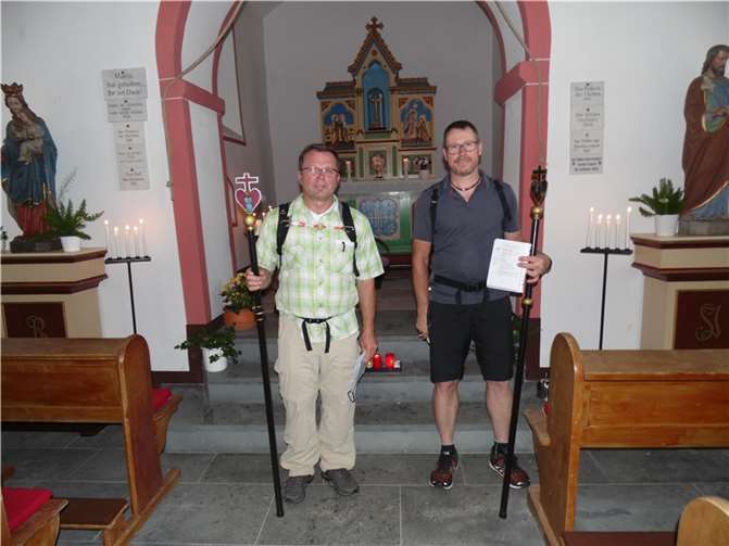Die beiden Pilgerführer in der Kapelle bei den Waldorfer Höfen.Foto: privat