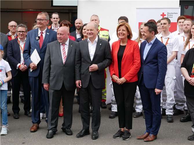 Die beiden Politiker brachten ihre Anerkennung für die Arbeit und das hohe Engagement der Einsatzkräfte zum Ausdruck
