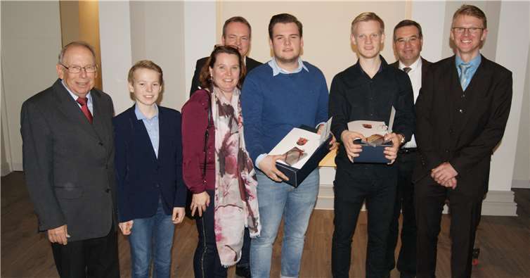 Die beiden Preisträger Felix Gadsch (r.) und Patrick Donoghue mit ihren Familien und Kreisbeigeordnetem Horst Gies (2.v.r.). AB