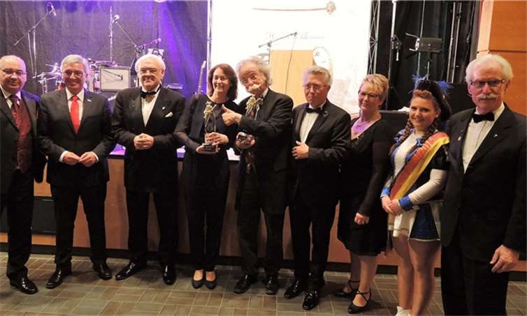 Die beiden Preisträger Katarina Barley und Jean Pütz (4. u. 5. v. l.) im Kreis ihrer Laudatoren und des RKK-Vorstands BSB