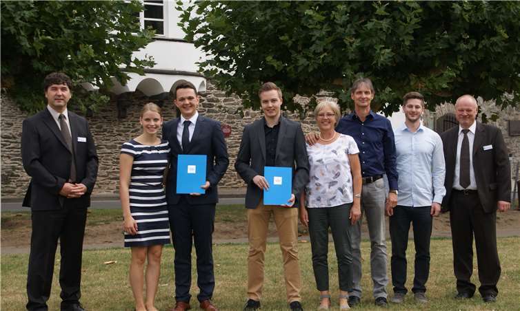 Die beiden Preisträger mit ihren Urkunden: Jasper Neese, B.Eng. (3.v.l.) und Lukas Buchhold, B.Sc. (4.v.l.) nebst Begleitung und Betreuer. Der Vorsitzende des VDI Mittelrhein, Dr. Thomas Kinsky (ganz links) und der stellv. Vorsitzende Dipl.-Ing. Werner Schumacher (ganz rechts) gratulierten beim Sommertreffen der VDI-Mitglieder mit ihren Familien und Gästen in Leutesdorf den beiden Absolventen für ihre ausgezeichneten ingenieurwissenschaftlichen Bachelorarbeiten.VDI Mittelrheinischer Bezirksverein e.V.