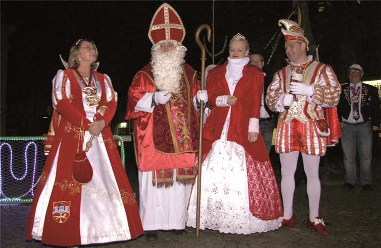 Die beiden Prinzessinnen Corinna I. aus Remagen (links) und Prinzessin Alexandra I. aus Oberwinter (rechts) machten es sich auf dem Schoß von Nikolaus Günther Keller (Mitte) bequem. Mit dabei war noch das Engelchen Christina Möcking und Prinz Frank II., ebenfalls aus Oberwinter.privat