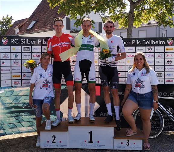 Die beiden RSC Fahrer Florian Vickus (AVIA racing Team) und Lukas Diederich (Team stilum RSC Rheinbach) sprinten beim Dr. Gehard Hage Renntag in Bellheim auf das Podest. Foto: privat