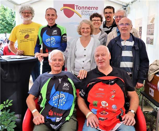 Die beiden Radsportveteranen Michael Cudel (Tonnerre, vorne links) und Hardo Diel (Montabaur, vorne rechts) – die schon vor 40 Jahren erstmals zusammen auf dem Rennrad saßen – präsentieren in Anwesenheit von Vertreter/innen von Stadt, Vereinen und Komitees die Trikots beider Radsportvereine für die Partnerschaftstour im Juni 2022. Foto: privat