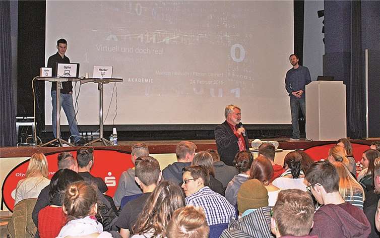 Die beiden Referenten veranschaulichten mit einfachen Mitteln, wo es Ansatzpunkte für Hacker gibt, und wie man Hacker umgeht. privat