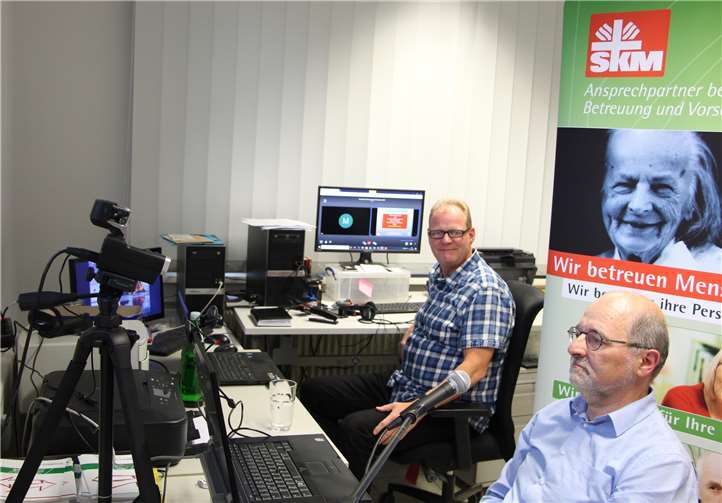 Die beiden Referenten (von links) Ralph Seeger und Uwe Moschkau machten aus ihrem Büro ein kleines Studio und waren so nah bei ihren Teilnehmern.