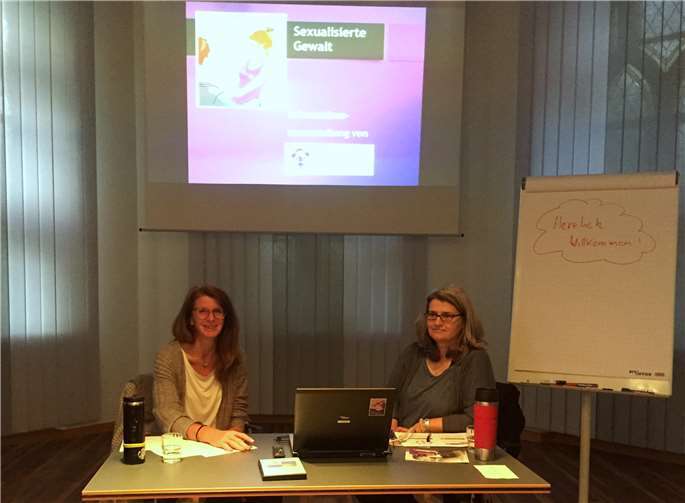 Die beiden Referentinnen machten in kompetenter, anschaulicher Weise ihre wertvollen Beratungs- und Präventionsangebote im Kontext von sexuellem Missbrauch deutlich.