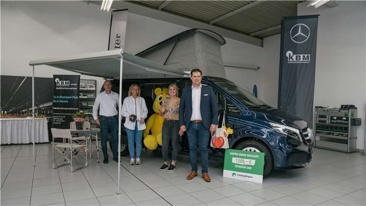 Die beiden Reisemobile, die Haribo aufgrund der langjährigen Zusammenarbeit über KBM bezogen hatte, durften nun im Rahmen einer feierlichen Übergabe in die Hände ihrer neuen Besitzerinnen übergeben werden. Foto: privat