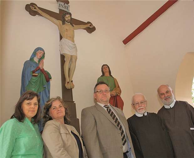 Die beiden Restauratorinnen freuen sich mit Verwaltungsleiter Werner Schaub, Bruder Thomas und Superior Bruder Josef (v. l. n. r.) darüber, dass die Figuren in neuem Glanz erstrahlen. privat