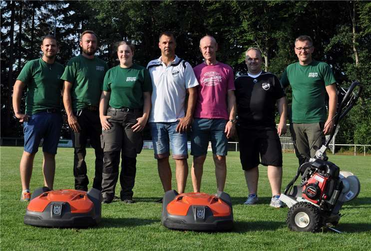 Die beiden Robomäher kümmern sich ab jetzt um die Rasenpflege des Spvgg. Lautzert/Oberdreis.privat