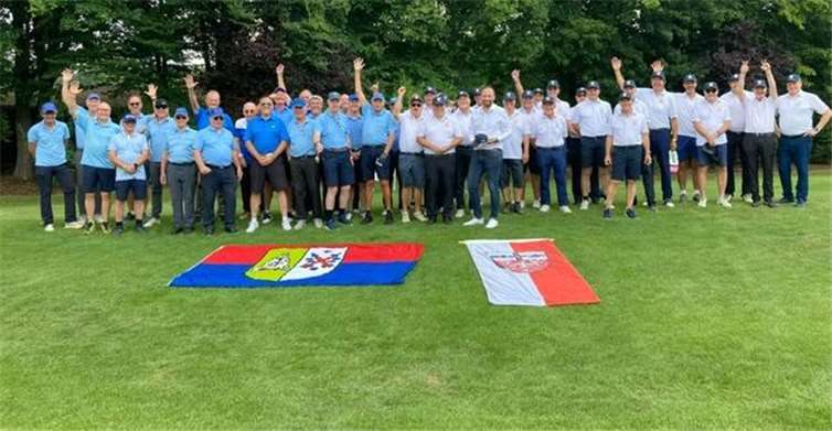 Die beiden Ryder-Cup-Teams aus Ahrweiler und Bad Breisig beim Jubiläumsturnier.  Foto: privat